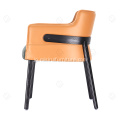 サドルレザーの椅子付きの木製フレーム